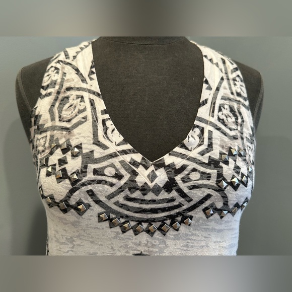 Cultureplug abstract lightweight vneck top Size Medium - Picture 3 of 7